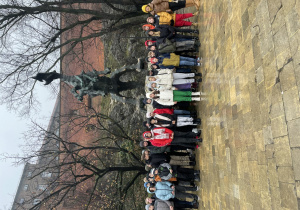 Uczniowie przed figurą Smoka Wawelskiego