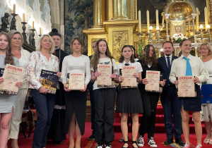 Katedra Wawelska w Krakowie i Laureaci Międzynarodowego Konkursu Królowa Jadwiga oraz organizatorzy i p. Agata, opiekun Amelki