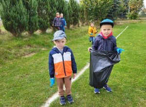 Dwóch chłopców sprzątających boisko szkolne