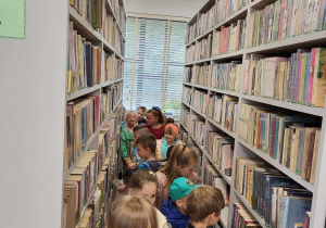 Zwiedzanie biblioteki przez przedszkolaków