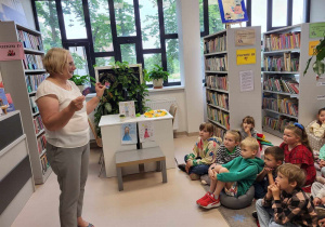 Pani Grażyna zachęca dzieci do odwiedzania i korzystania z biblioteki.