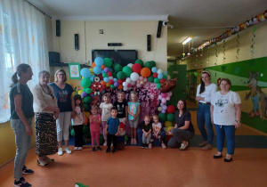 Grupowe zdjęci osób dorosłych dzieci.