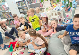 Uczniowie klasy Ib zapoznają się z książkami w Bibliotece Publicznej w Rzeczycy.