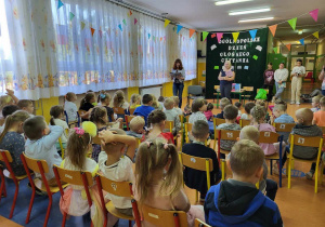 Nauczyciel biblioteki – Monika Fau czyta przedszkolakom w czasie ,,Ogólnopolskiego Dnia Głośnego Czytania.