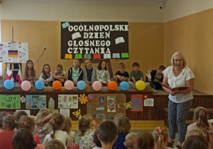 Na zdjęciu widzimy przedszkolaków ze Szkoły Filialnej w Sadykierzu, p. Grażynę Kamińską z Biblioteki Publicznej w Rzeczycy i uczniów kl. IV. Pani Grażyna czyta uczniom w czasie ,,Ogólnopolskiego Dnia Głośnego Czytania.”