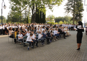 Przemawia Dyrektor Szkoły do zgromadzonych uczniów, rodziców i nauczycieli