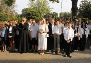 Grupa uczniów z nauczycielami