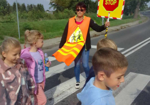 Praktyczne ćwiczenia bezpiecznego przechodzenia przez jezdnię w grupie Krasnale