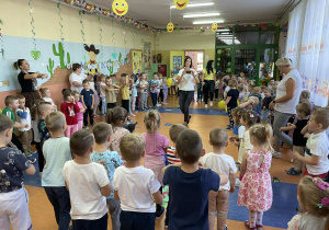 Zabawy w kole na korytarzu przedszkolnym - wszystkie grupy