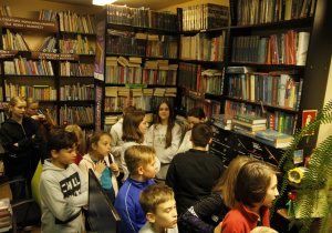 Uczestnicy Nocy Bibliotek zapoznają się z Biblioteką Publiczną w Rzeczycy.