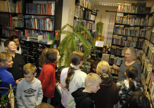 Pani Grażyna Kamińska prowadząca Bibliotekę Publiczną w Rzeczycy opowiada uczniom o bibliotece