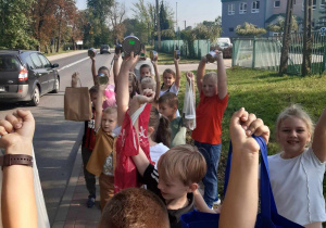 Uczniowie niosą dary dla powodzian.