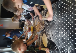 Dzieci w trakcie zajęć z robienia pizzy
