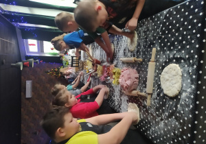 Dzieci w trakcie zajęć z robienia pizzy