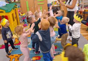 Zadowolone przedszkolaki podczas zabawy z bańkami.