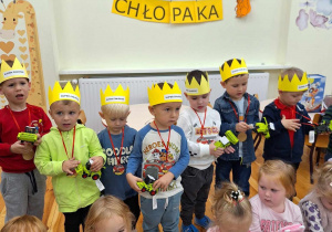 Przedszkolaki przyglądają się otrzymanym prezentom.