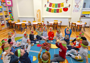 Dzieci z grupy Pszczółki trzymają w ręku jabłko.