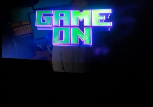 Ekran kinowy wyświetlający tytuł filmu ”Game on”