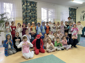 Zadowoleni uczniowie klas 1-3 w swoich ulubionych piżamach i szlafrokach.