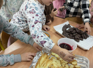 Dzieci z grupy Motylki degustują potrawy regionalne