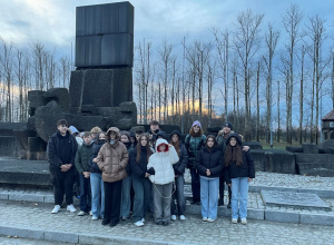 Grupa uczniów pod Międzynarodowym Pomnikiem Ofiar Obozu w Birkenau.