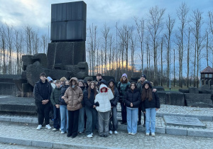 Grupa uczniów pod Międzynarodowym Pomnikiem Ofiar Obozu w Birkenau.