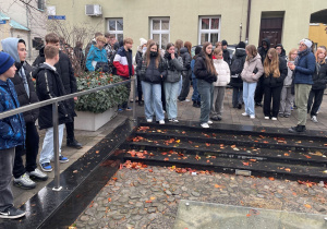 Uczniowie podczas zwiedzania miasta na placu księdza Jana Skarbka i historyczna studnia.