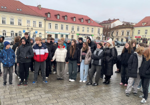 Uczniowie na Rynku Głównym w Oświęcimiu.