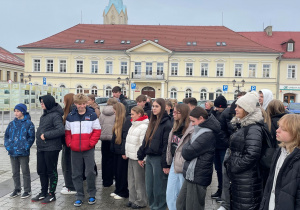 Uczniowie na rynku na tle kamienicy Ślebarskich.