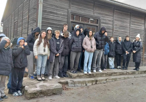 Uczniowie przed barakami więziennymi w Auschwitz-Birkenau.