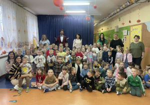 Grupy przedszkolne z wychowawcami, dyrekcją i magikiem Gapciem.