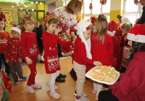 Spotkanie ze świętym Mikołajem w oddziale przedszkolnym w Rzeczycy.