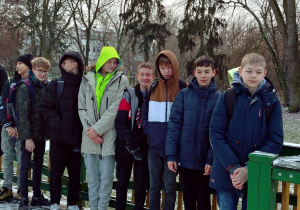 chłopcy klasy na moście w parku