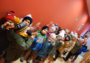 Dzieci z grupy Krasnoludków Misie trzymają w rękach upominki.