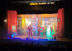 Aktorzy na czele z Mikołajem i razem z dziećmi śpiewają piosenkę.