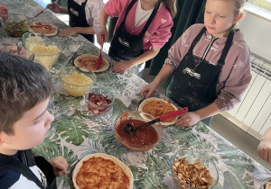 Przygotowywanie sosu na pizze przez uczniów klasy III.