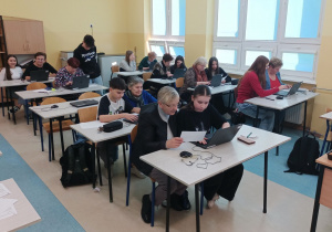 Seniorki, pod czujnym okiem uczniów, wysyłają swoje pierwsze e-maile.