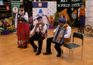 "Wieś polska w poezji i prozie" - panowie grają na skrzypcach i akordeonie.