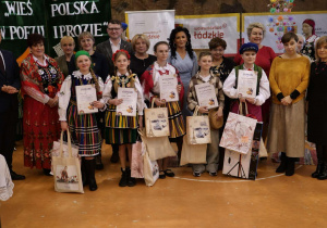 "Wieś polska w poezji i prozie" - laureaci, członkowie komisji i organizatorzy konkursu.