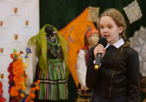 "Wieś polska w poezji i prozie" - dziewczynka recytuje wiersz.