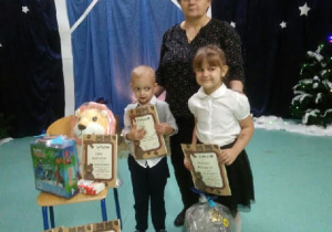 Uczniowie nagrodzeni w konkursie plastycznym „Miś dla dzieci z niepotrzebnych śmieci”. Na zdjęciu laureaci- Antoni Włodarczyk i Barbara Milczarek.