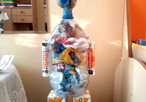 Konkursowy „Miś dla dzieci z niepotrzebnych śmieci” autorstwa Szymona Brzezińskiego, nagrodzony dyplomem.
