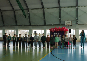 Uczniowie klasy I śpiewają piosenkę pt. ,,Wiosna, wiosenka”.