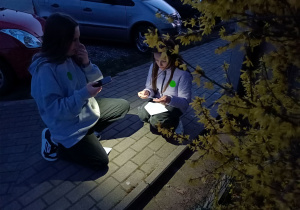 Uczennice podczas gry terenowej.