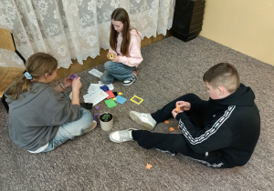 Uczniowie układają przestrzenne puzzle.