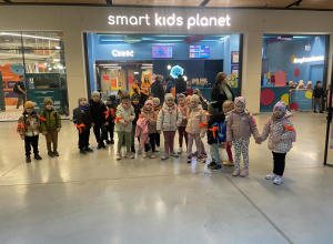 Dzieci z grupy Motylki przed wejściem Smart Kids Planet w Warszawie.