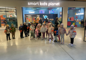 Dzieci z grupy Motylki przed wejściem Smart Kids Planet w Warszawie.