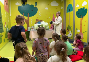 Wystrzałowy eksperyment szalonego naukowca podczas warsztatów chemicznych.