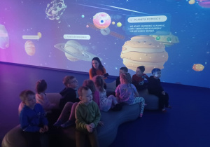 Dzieci w strefa stacji Galaxy i eksplorują kosmos.