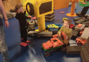 Dzieci z grupy motylki przy dźwigu w Smart Kids.